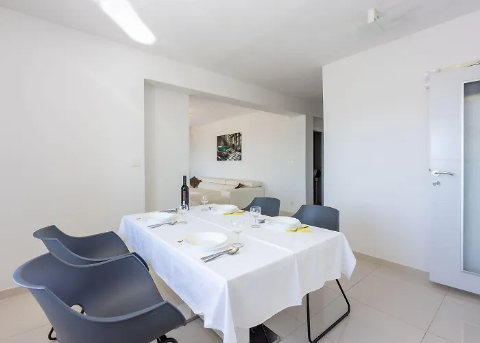Einzigartiges Nur 500 Meter Zum Sandstrand Mit Pool, Heimkino, Billard Und Tennisstunden Apartment Crikvenica